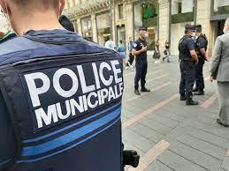L'OBLIGATION DE SERVIR DES POLICIERS MUNICIPAUX EST-ELLE CONTRAIRE AU PRINCIPE D'ÉGALITÉ ? 