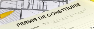 PERMIS DE CONSTRUIRE : DECLENCHEMENT DU DELAI DE RECOURS MALGRE LA PRESENCE D'UNE ERREUR D'AFFICHAGE