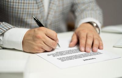 UN CONTRAT D’ASSURANCE DOMMAGES-OUVRAGE PEUT-IL ÊTRE UN CONTRAT ADMINISTRATIF ? 
