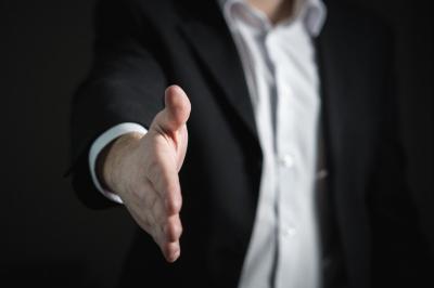 LES CLAUSES DE REGLEMENT AMIABLE S'APPLIQUENT-ELLES AU CONTRAT ANNULE ?