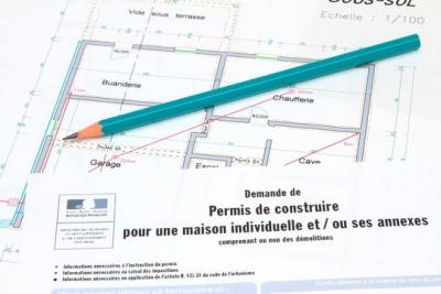 LE REFUS DE PERMIS DE CONSTRUIRE POUR UN DEMANDEUR VAUT-IL PERMIS TACITE POUR L’AUTRE?