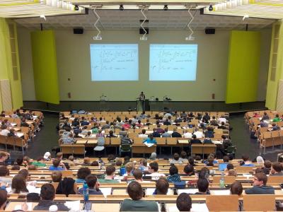 UN ETUDIANT PEUT-IL CONTESTER UNE DECISION D'EXCLUSION DEFINITIVE DE L'UNIVERSITE ?